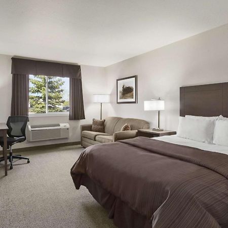 Days Inn By Wyndham Steinbach Екстериор снимка