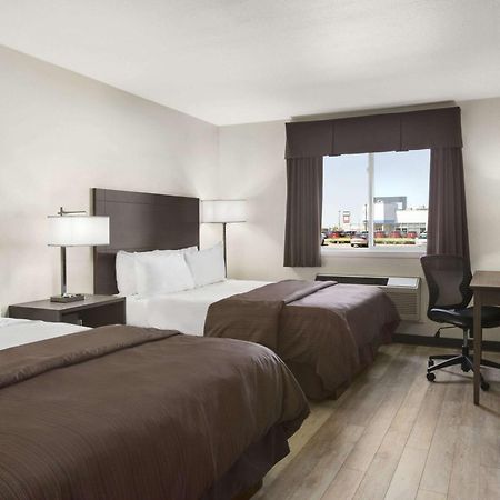 Days Inn By Wyndham Steinbach Екстериор снимка