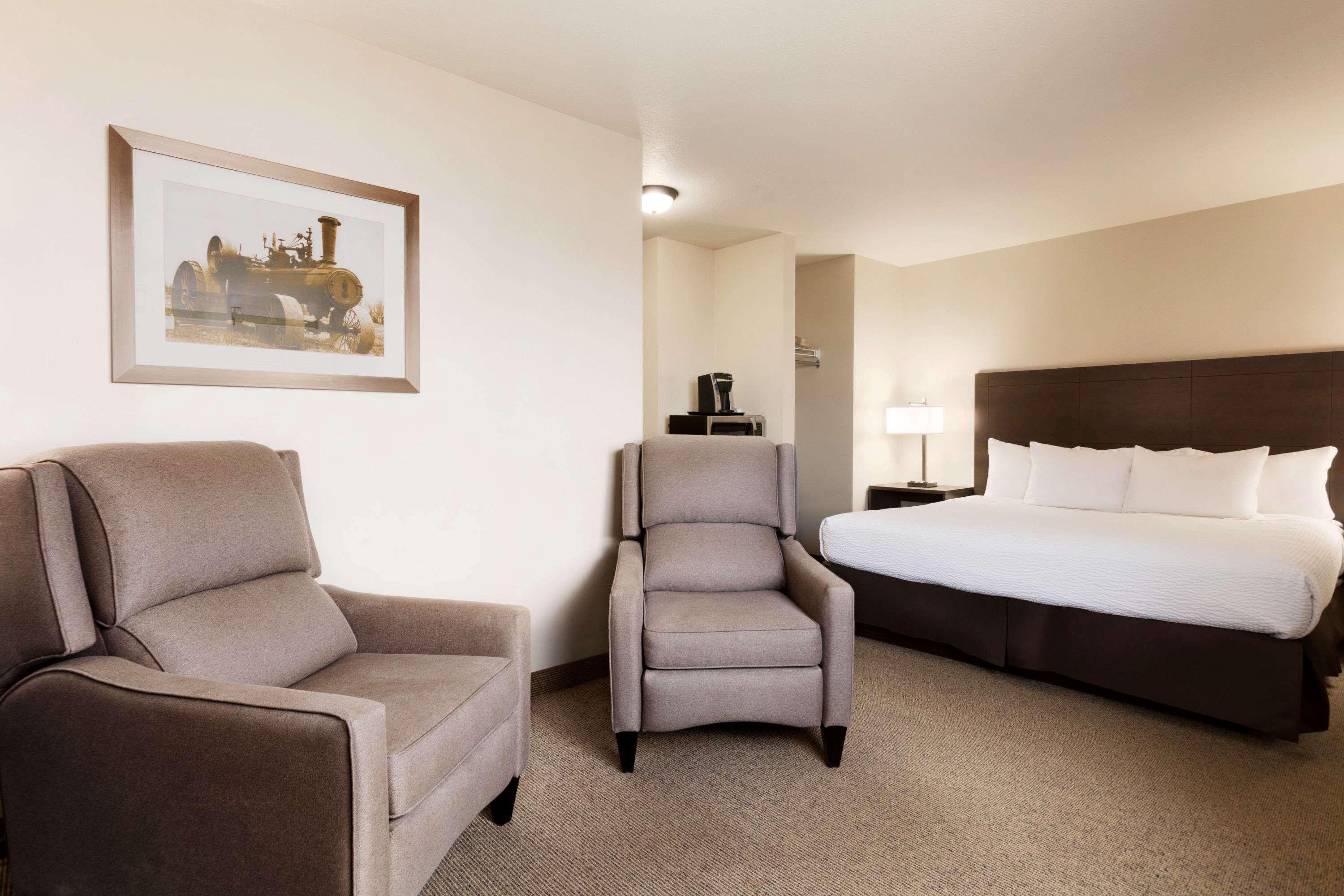 Days Inn By Wyndham Steinbach Екстериор снимка