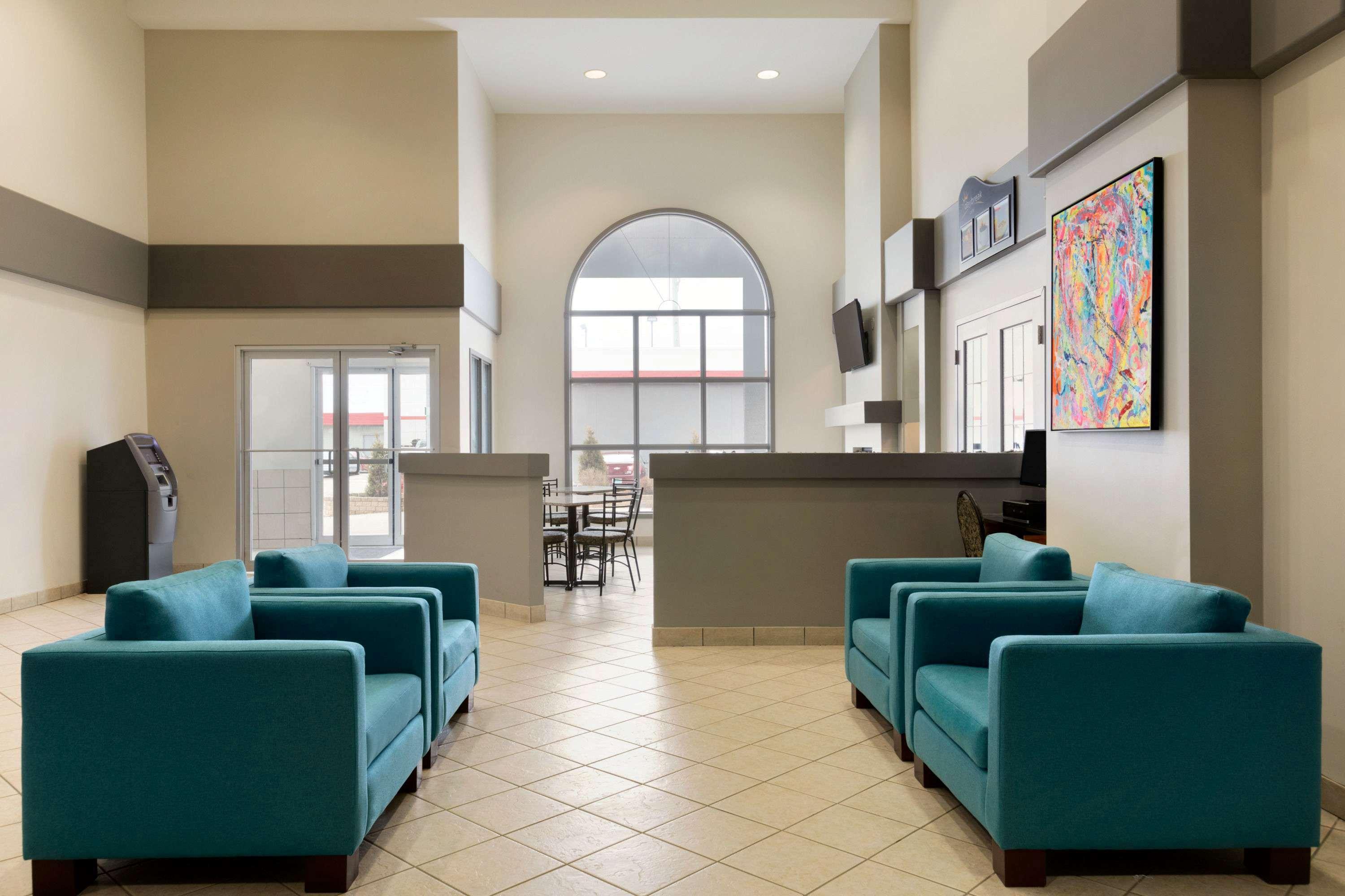 Days Inn By Wyndham Steinbach Екстериор снимка