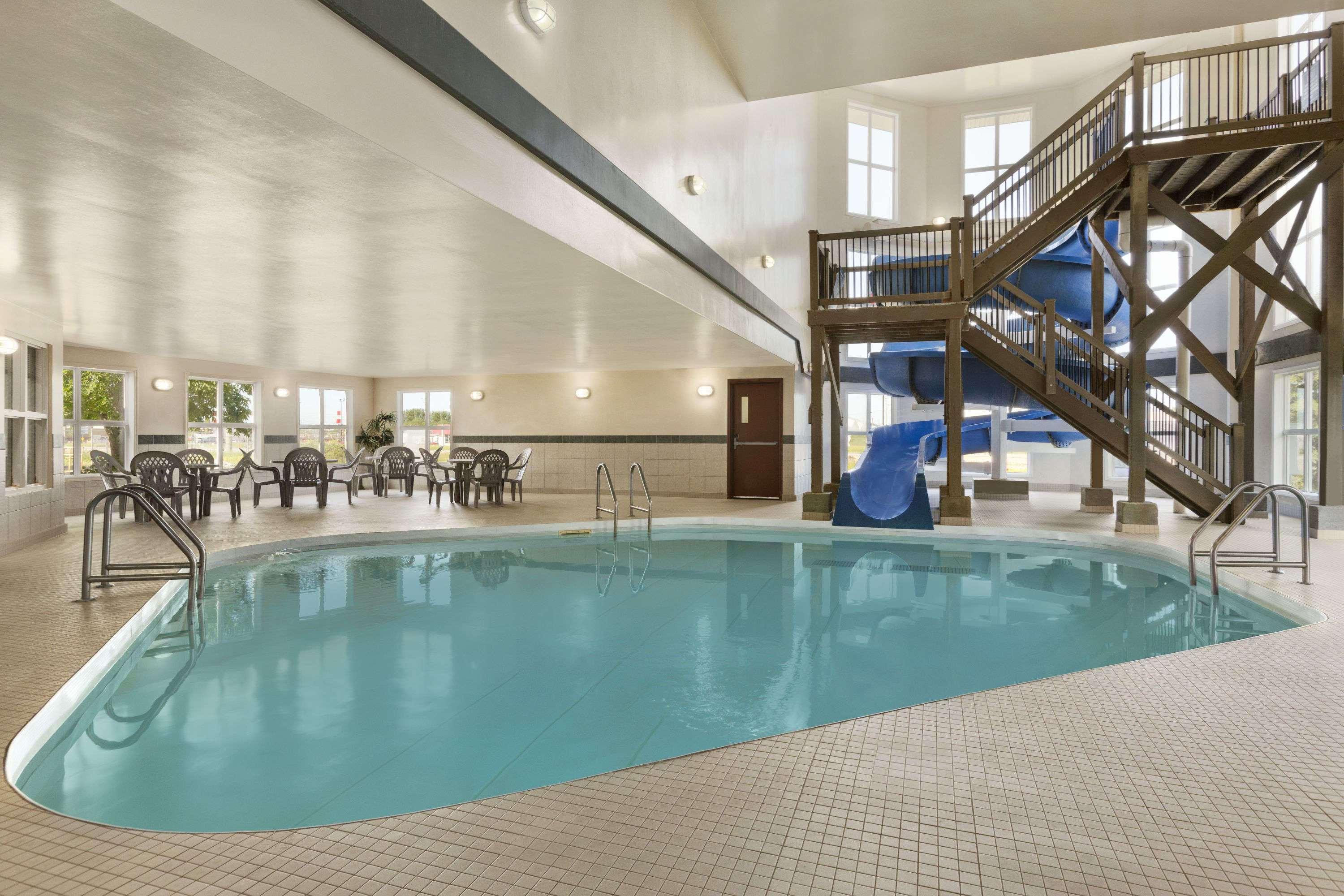 Days Inn By Wyndham Steinbach Екстериор снимка