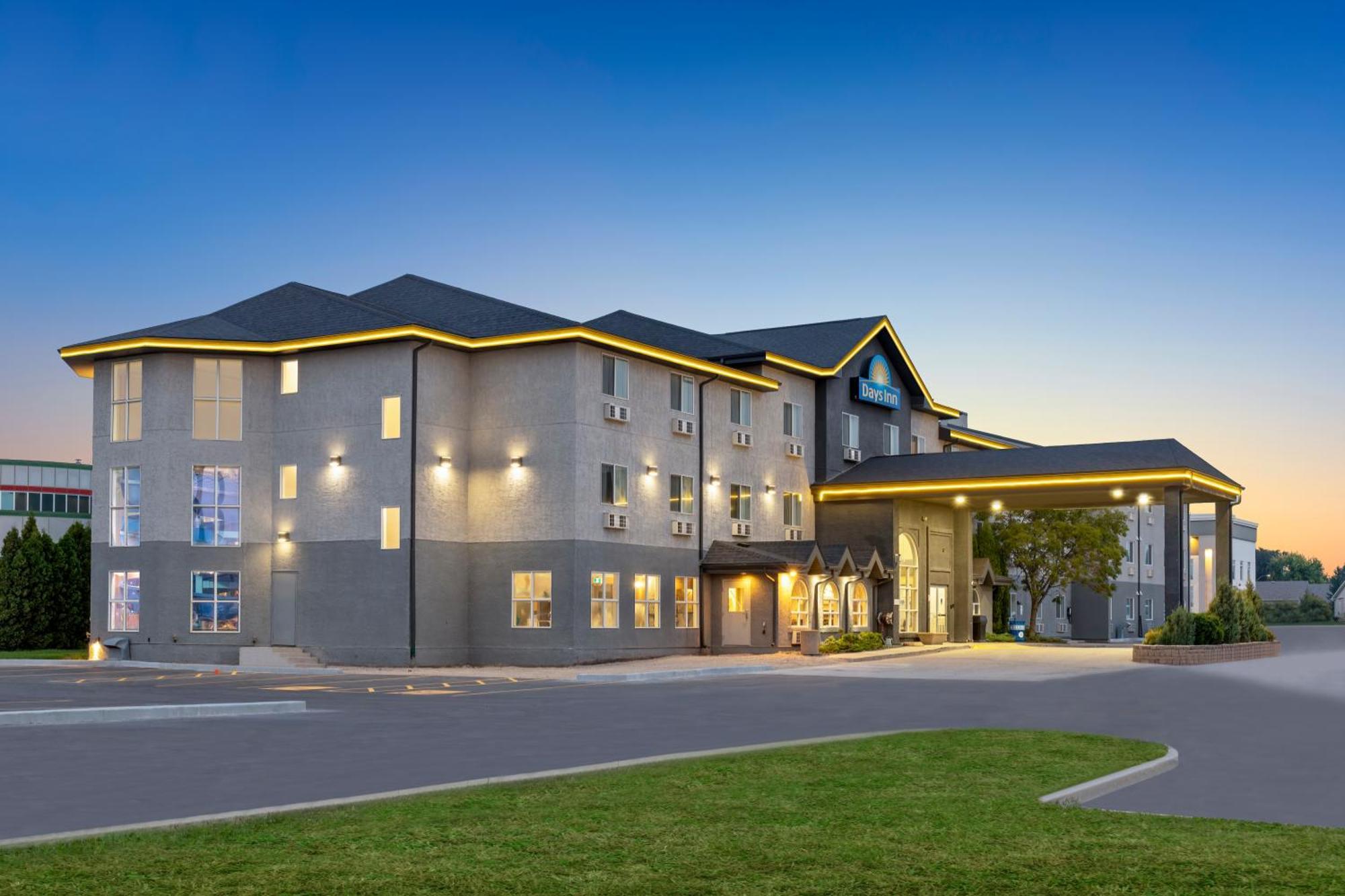 Days Inn By Wyndham Steinbach Екстериор снимка