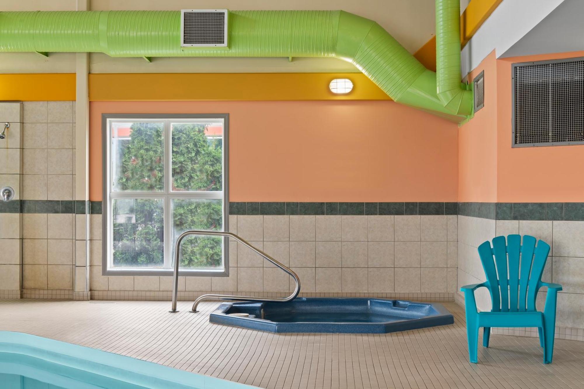 Days Inn By Wyndham Steinbach Екстериор снимка