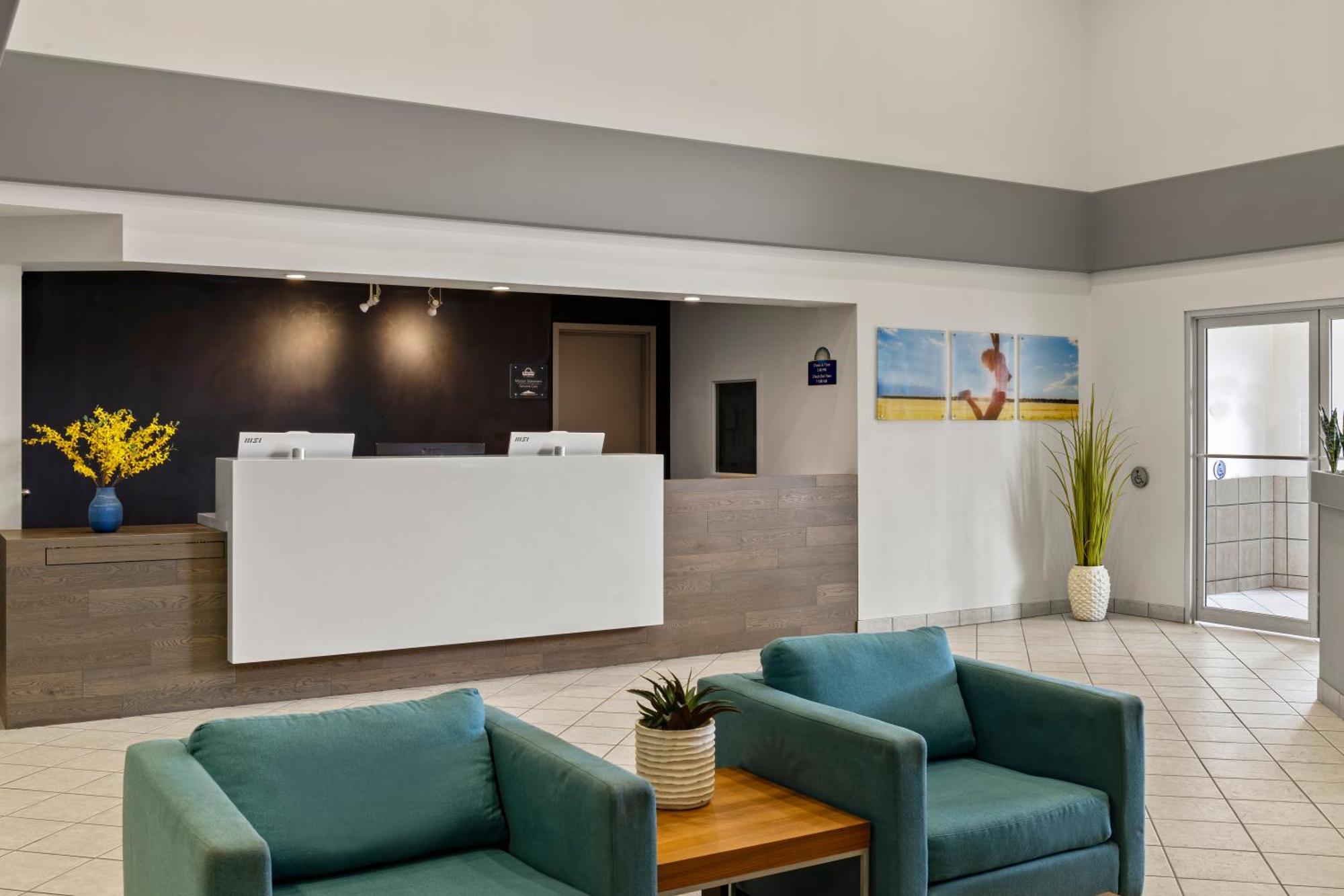 Days Inn By Wyndham Steinbach Екстериор снимка
