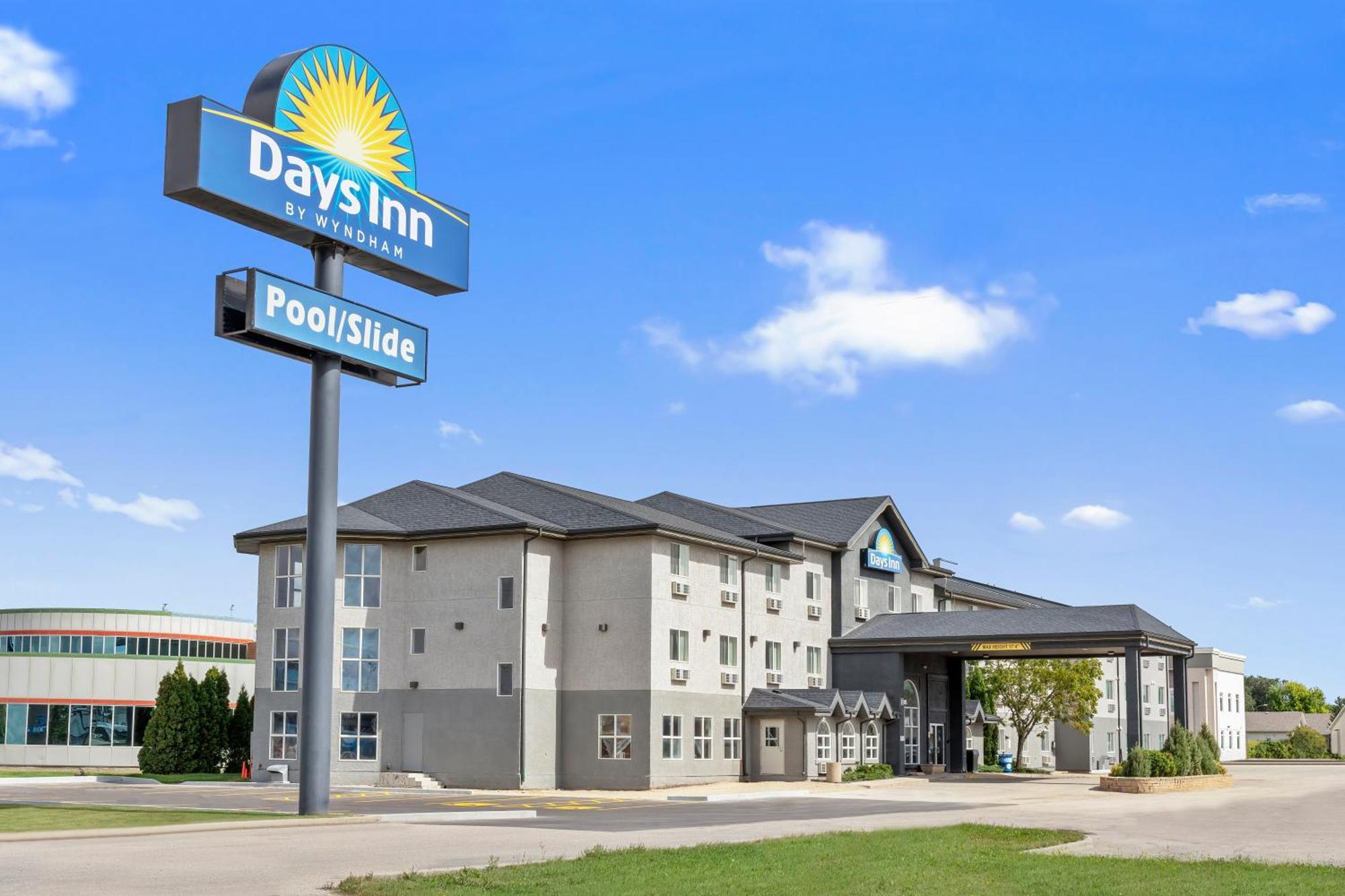 Days Inn By Wyndham Steinbach Екстериор снимка