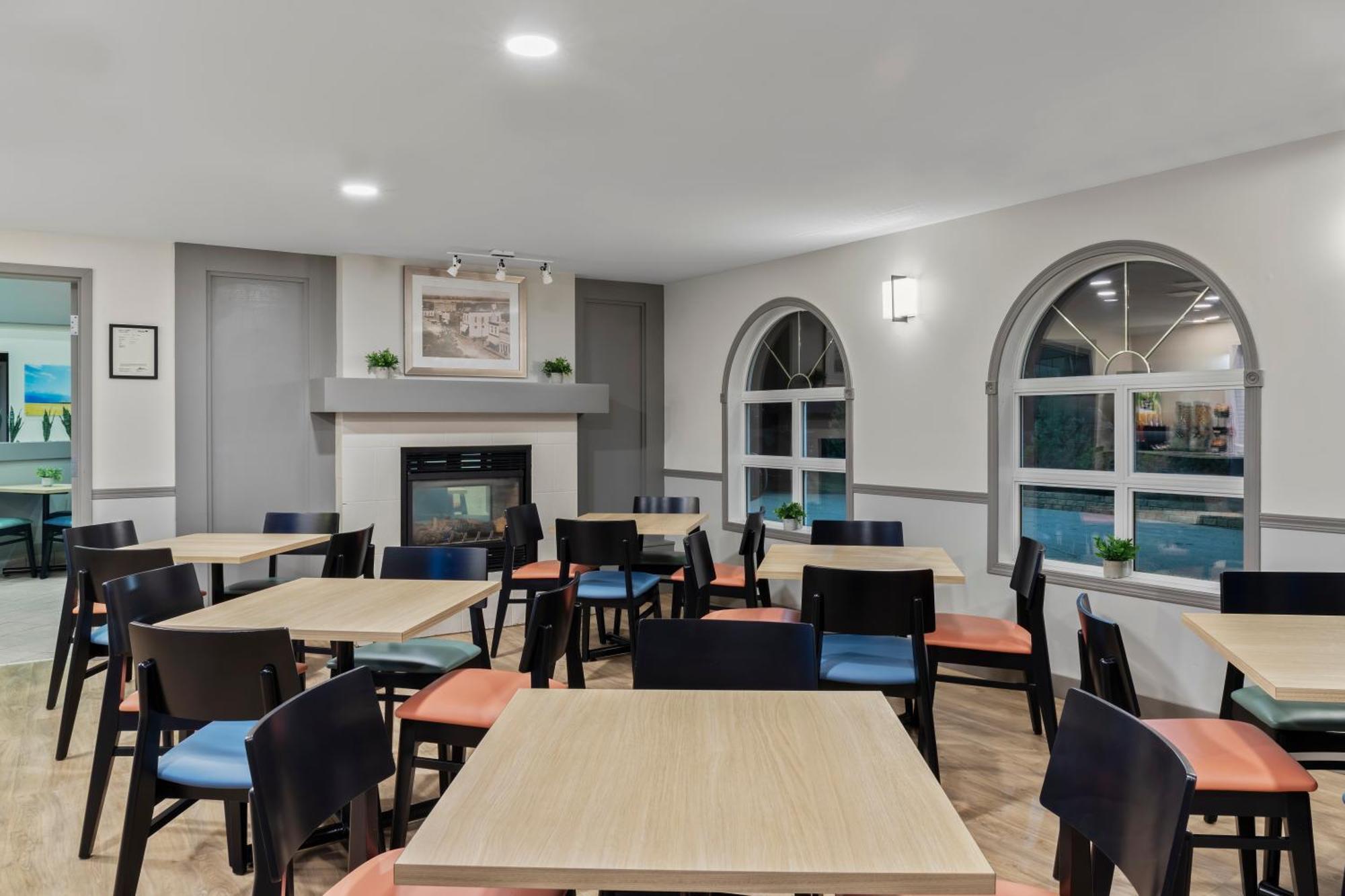 Days Inn By Wyndham Steinbach Екстериор снимка
