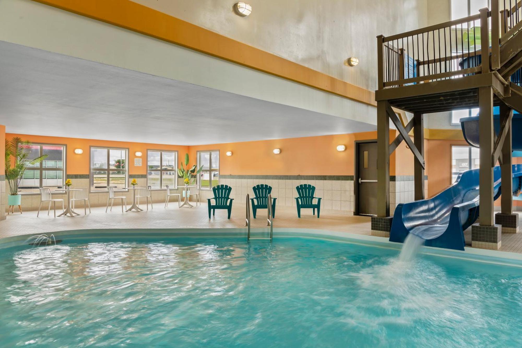 Days Inn By Wyndham Steinbach Екстериор снимка