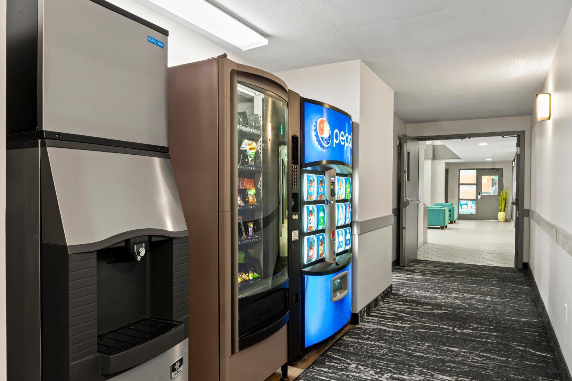 Days Inn By Wyndham Steinbach Екстериор снимка