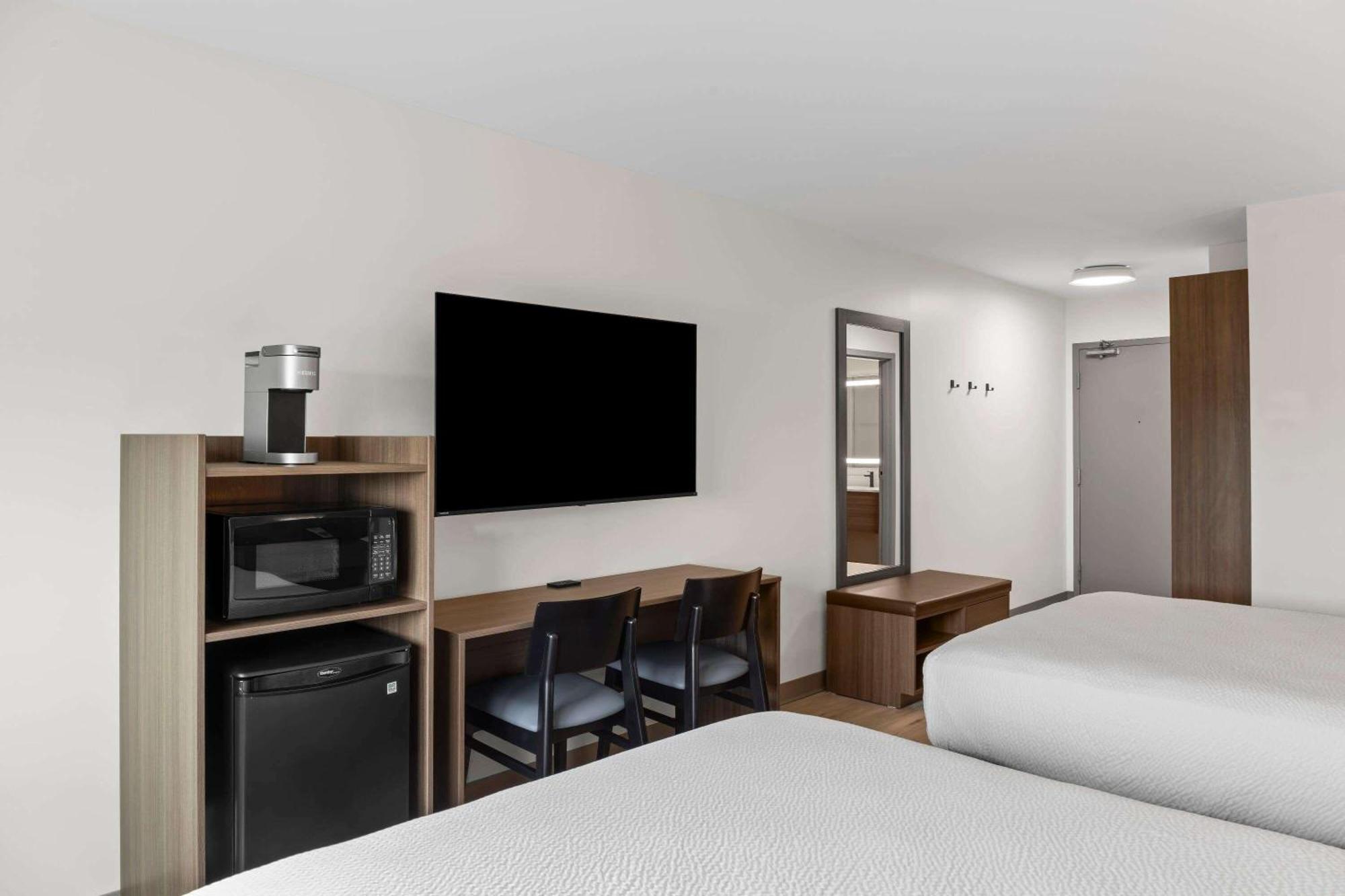 Days Inn By Wyndham Steinbach Екстериор снимка