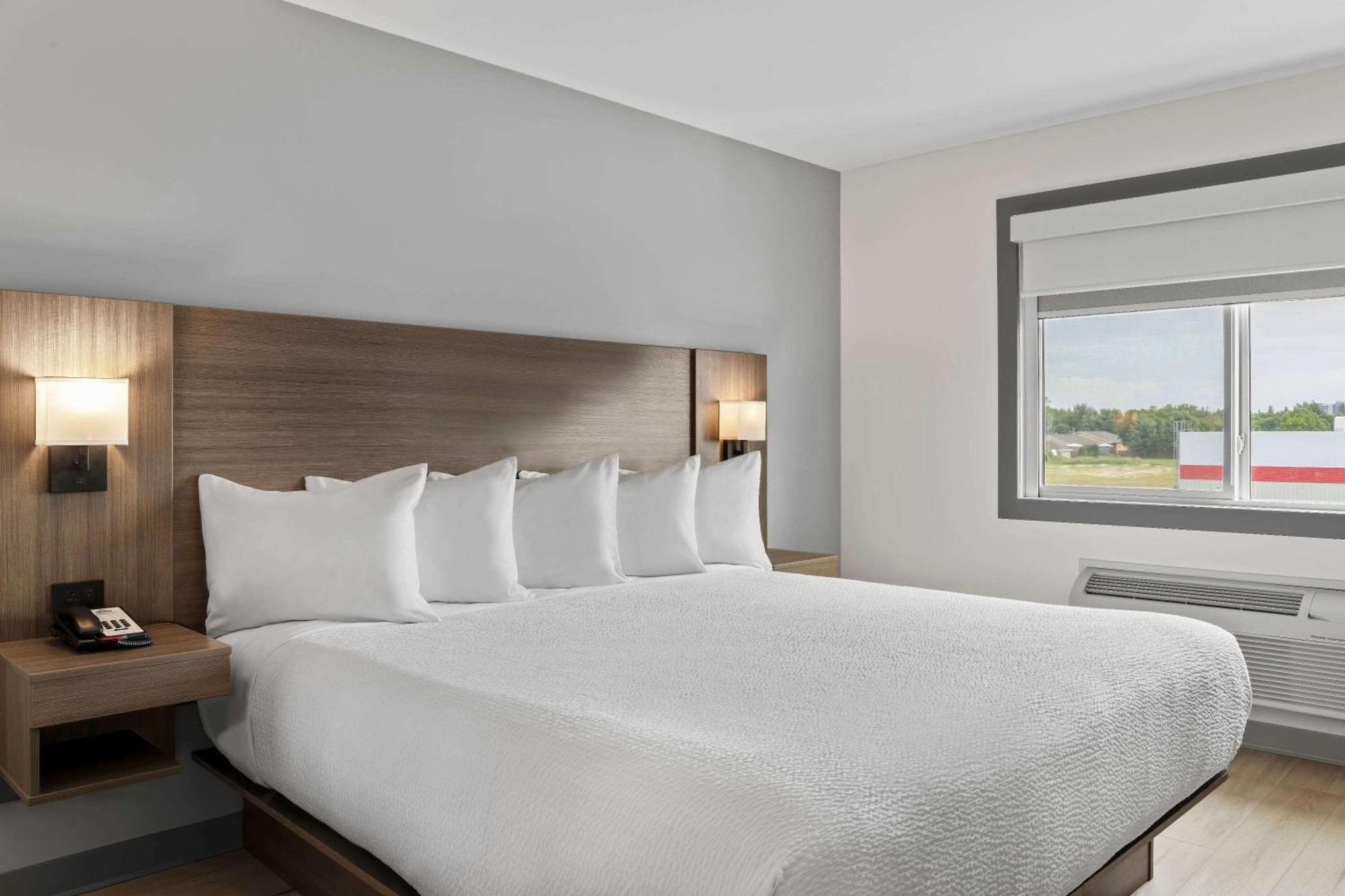 Days Inn By Wyndham Steinbach Екстериор снимка