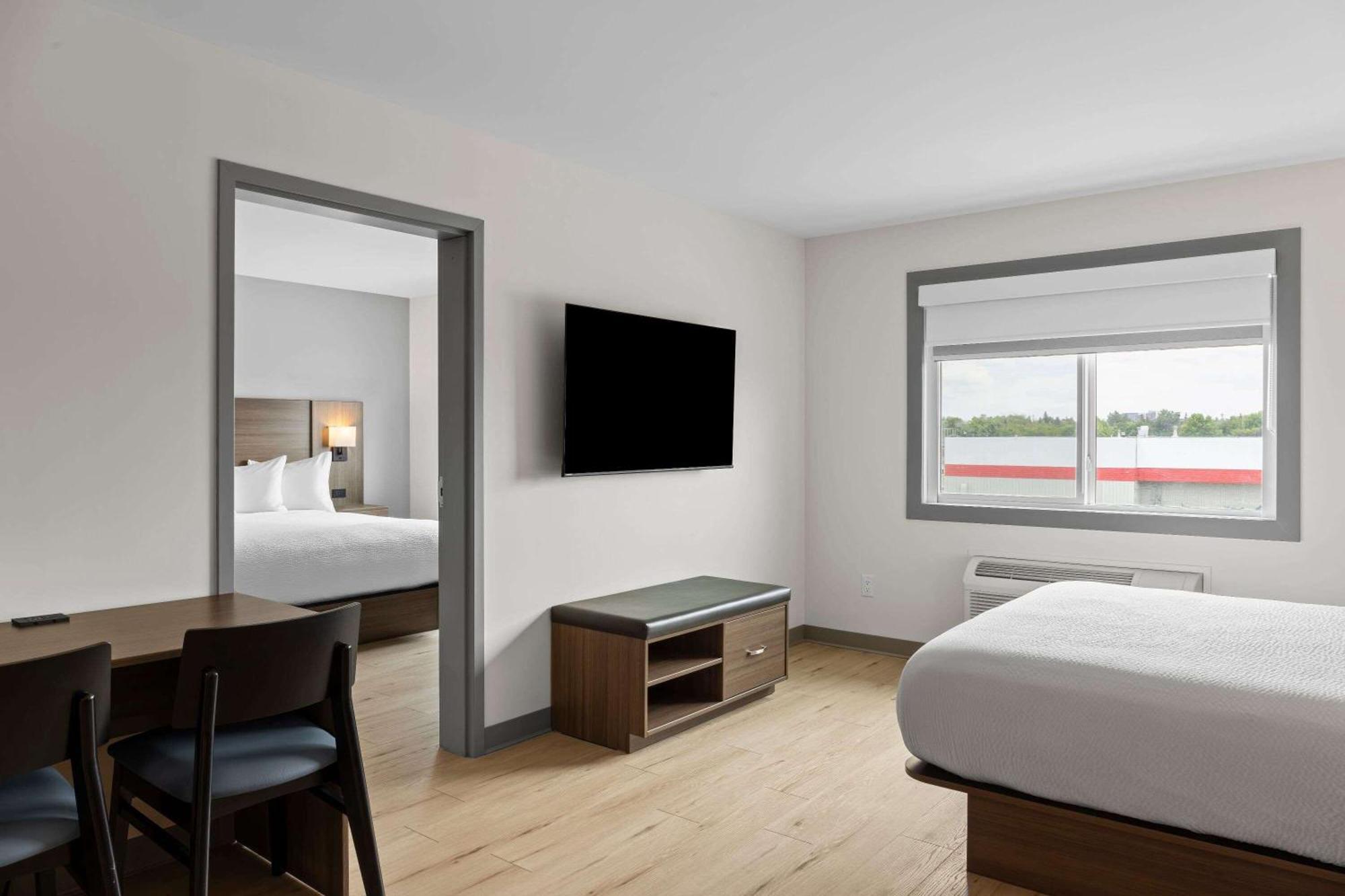 Days Inn By Wyndham Steinbach Екстериор снимка