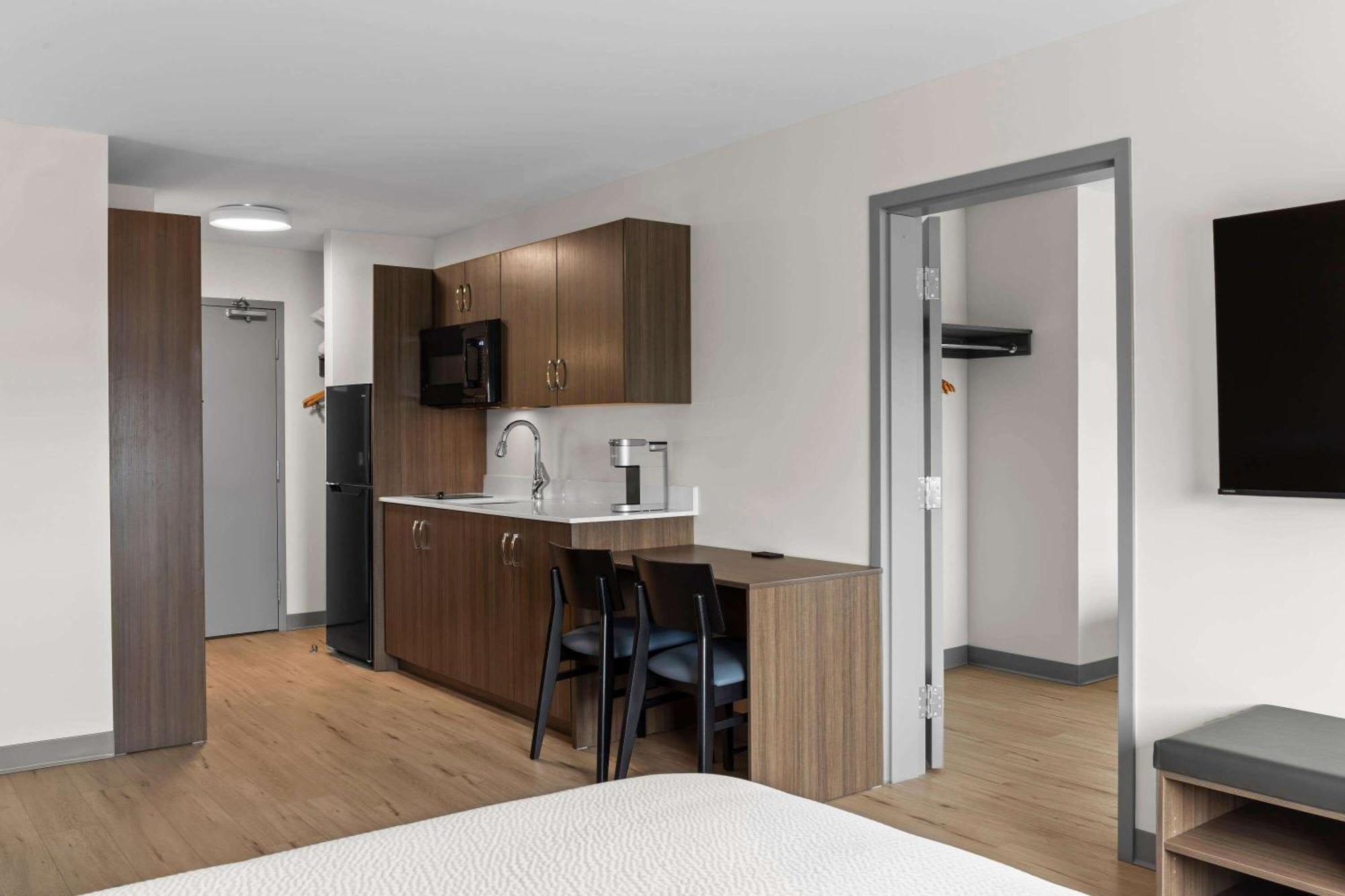 Days Inn By Wyndham Steinbach Екстериор снимка