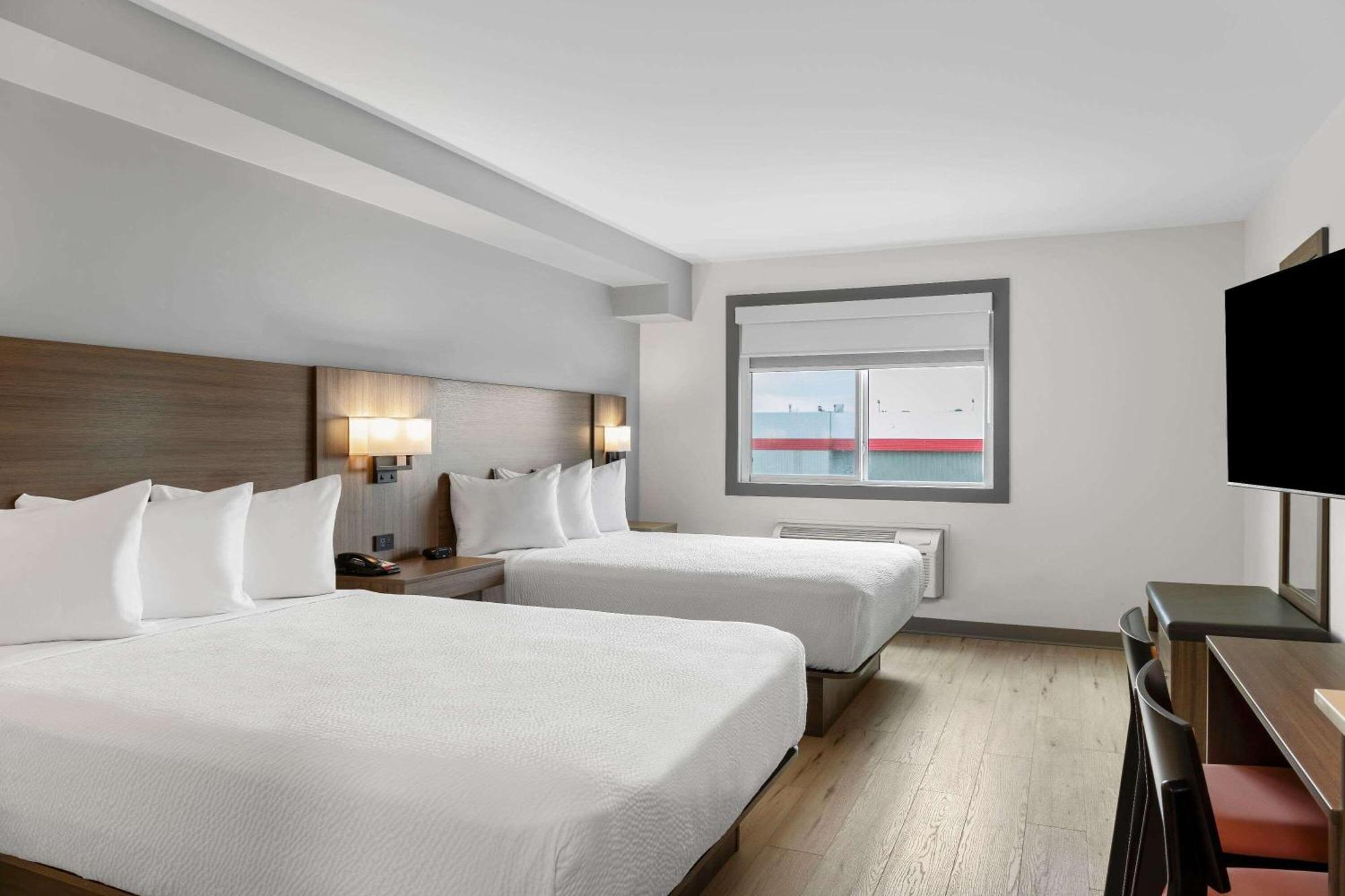 Days Inn By Wyndham Steinbach Екстериор снимка
