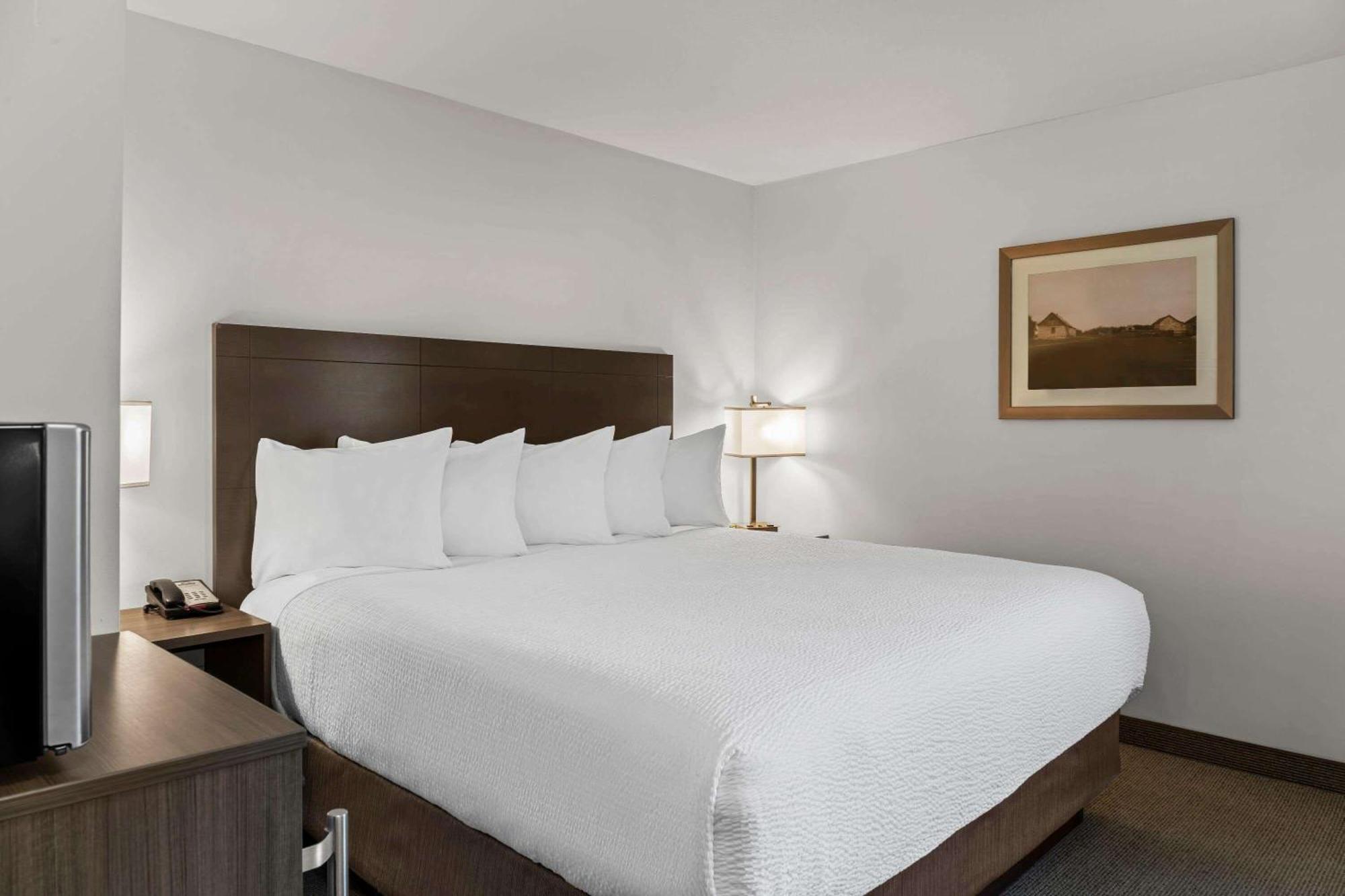 Days Inn By Wyndham Steinbach Екстериор снимка