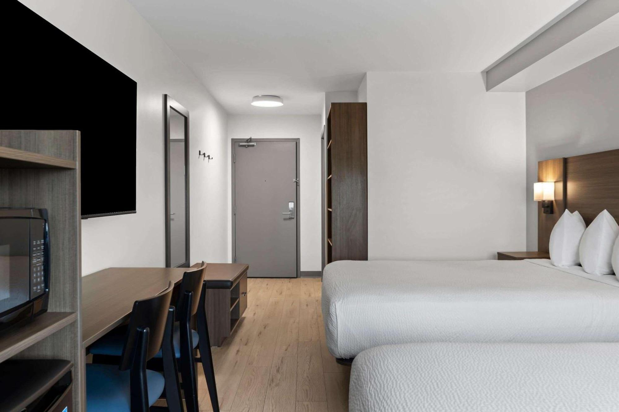 Days Inn By Wyndham Steinbach Екстериор снимка