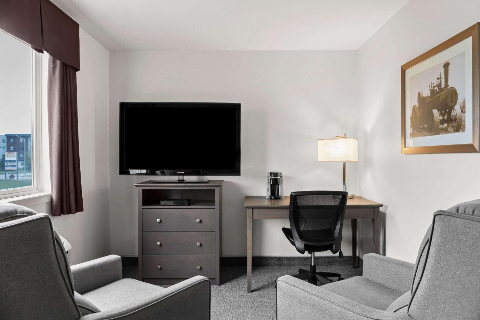 Days Inn By Wyndham Steinbach Екстериор снимка