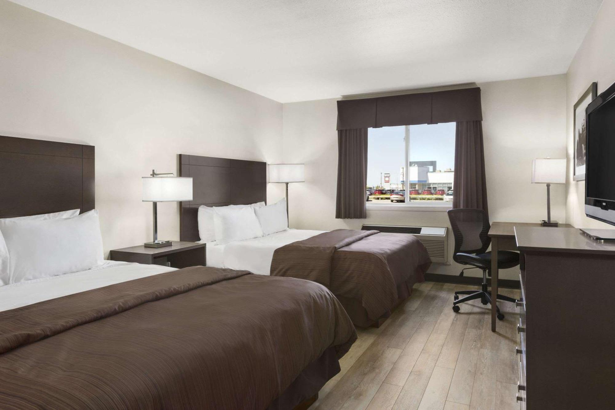 Days Inn By Wyndham Steinbach Екстериор снимка