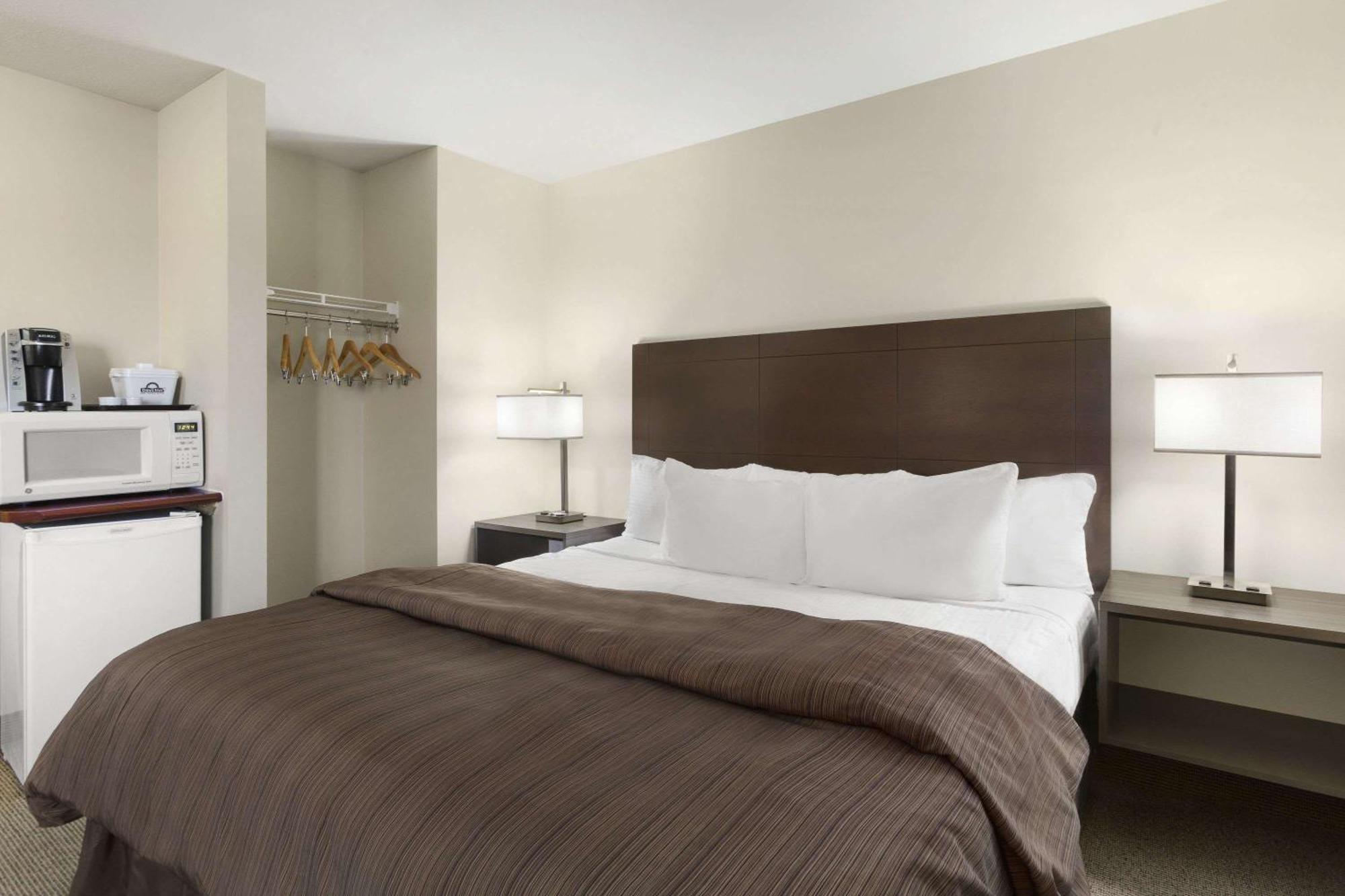 Days Inn By Wyndham Steinbach Екстериор снимка