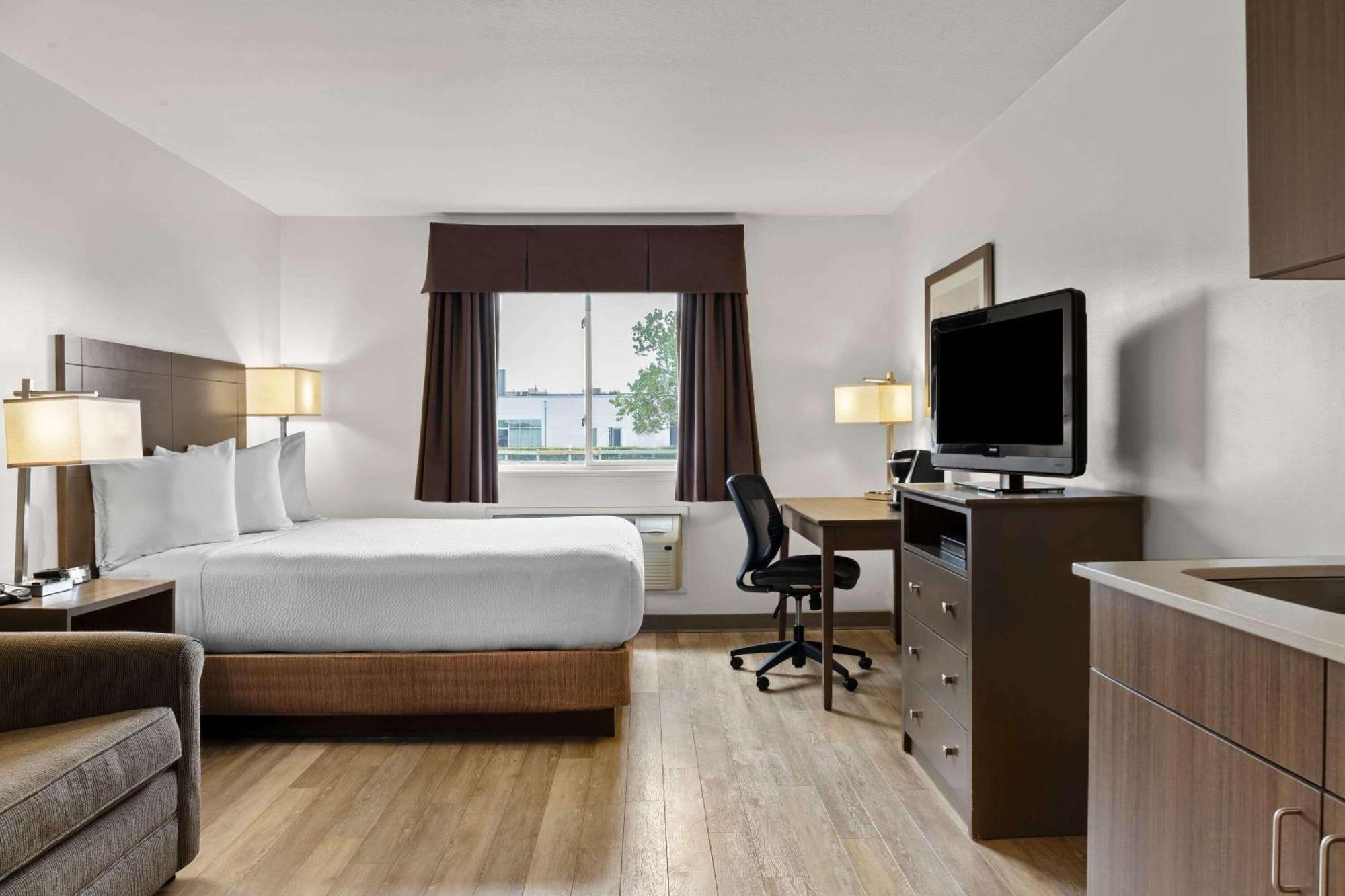 Days Inn By Wyndham Steinbach Екстериор снимка