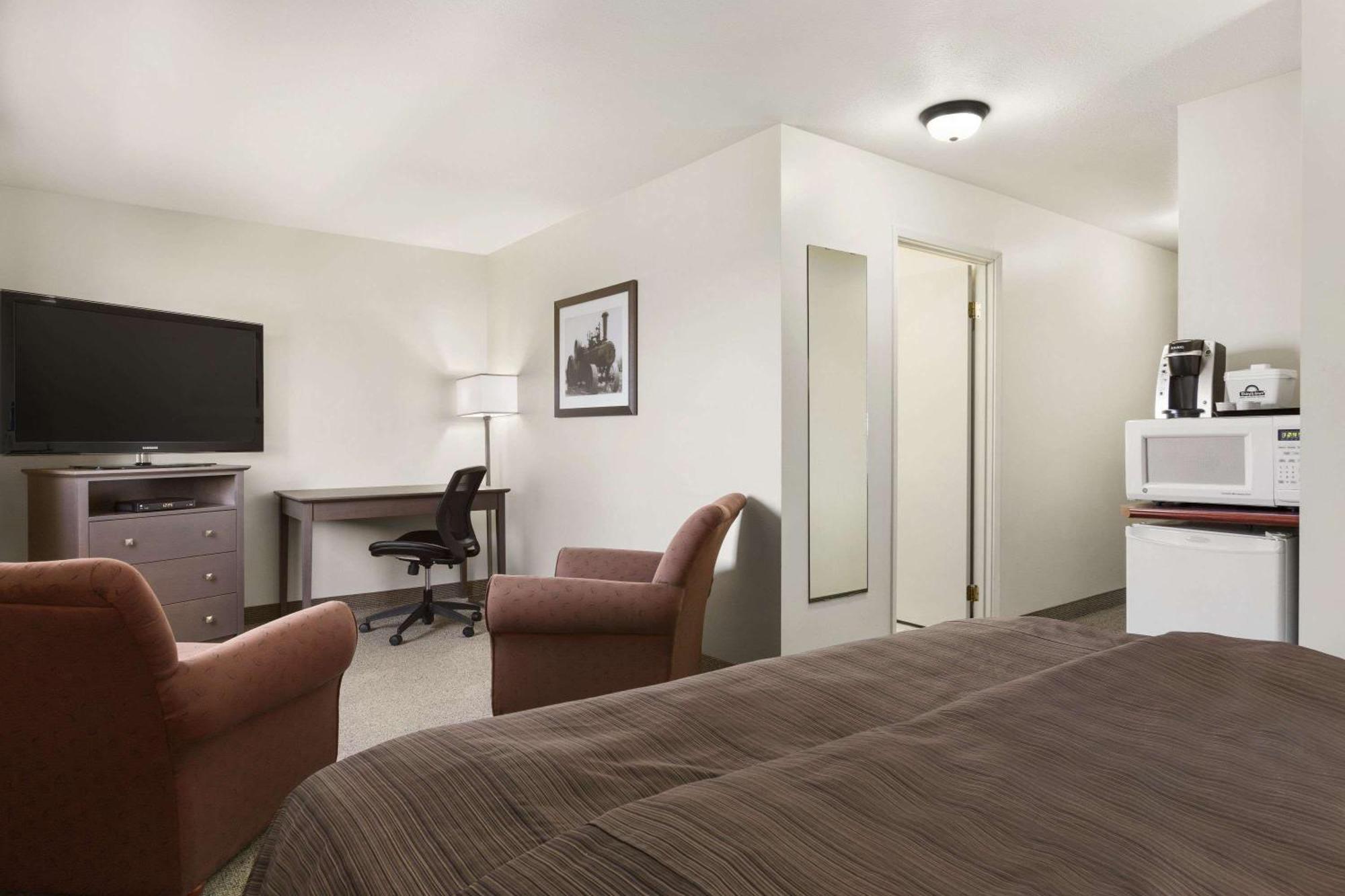 Days Inn By Wyndham Steinbach Екстериор снимка