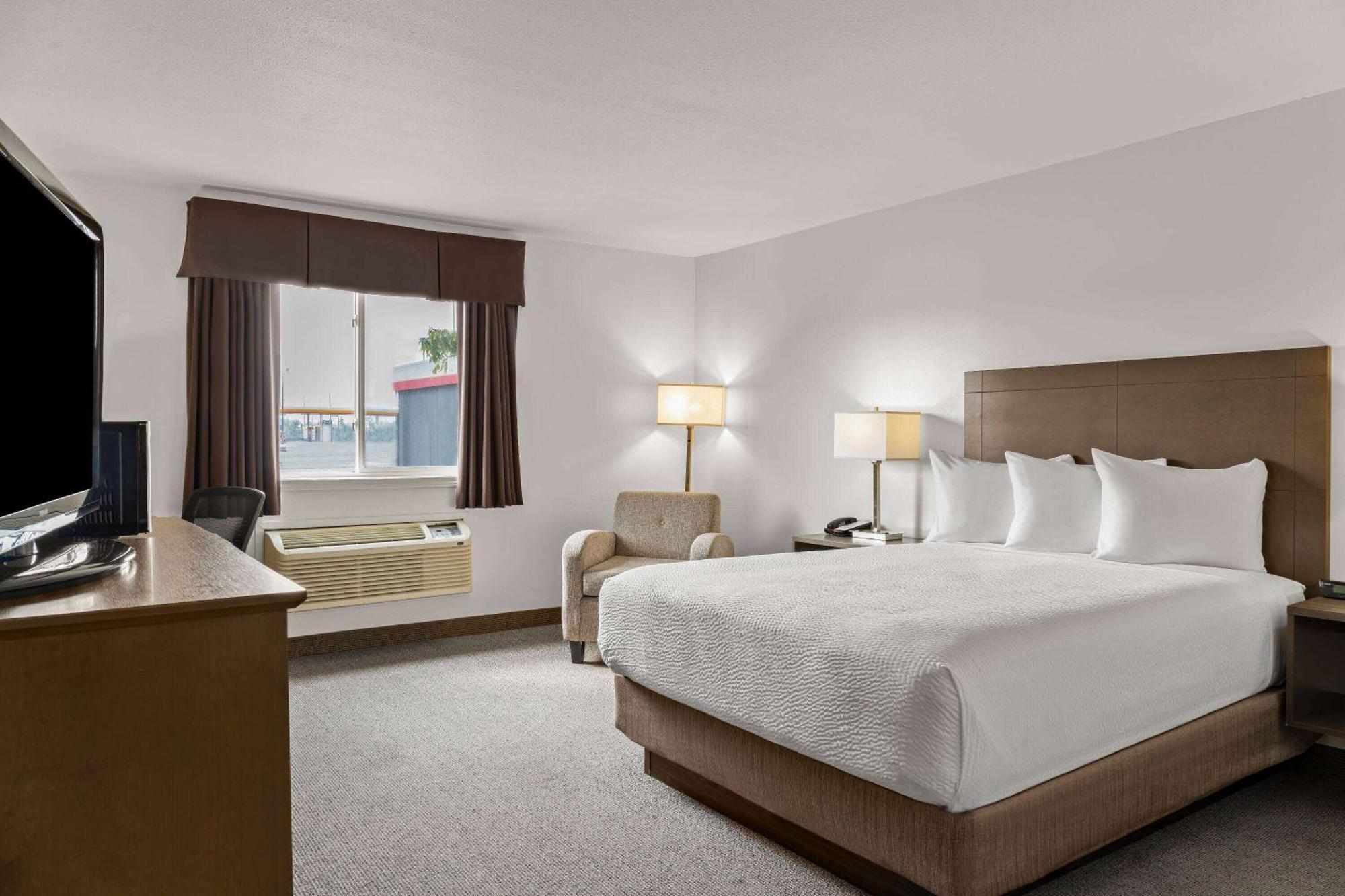 Days Inn By Wyndham Steinbach Екстериор снимка