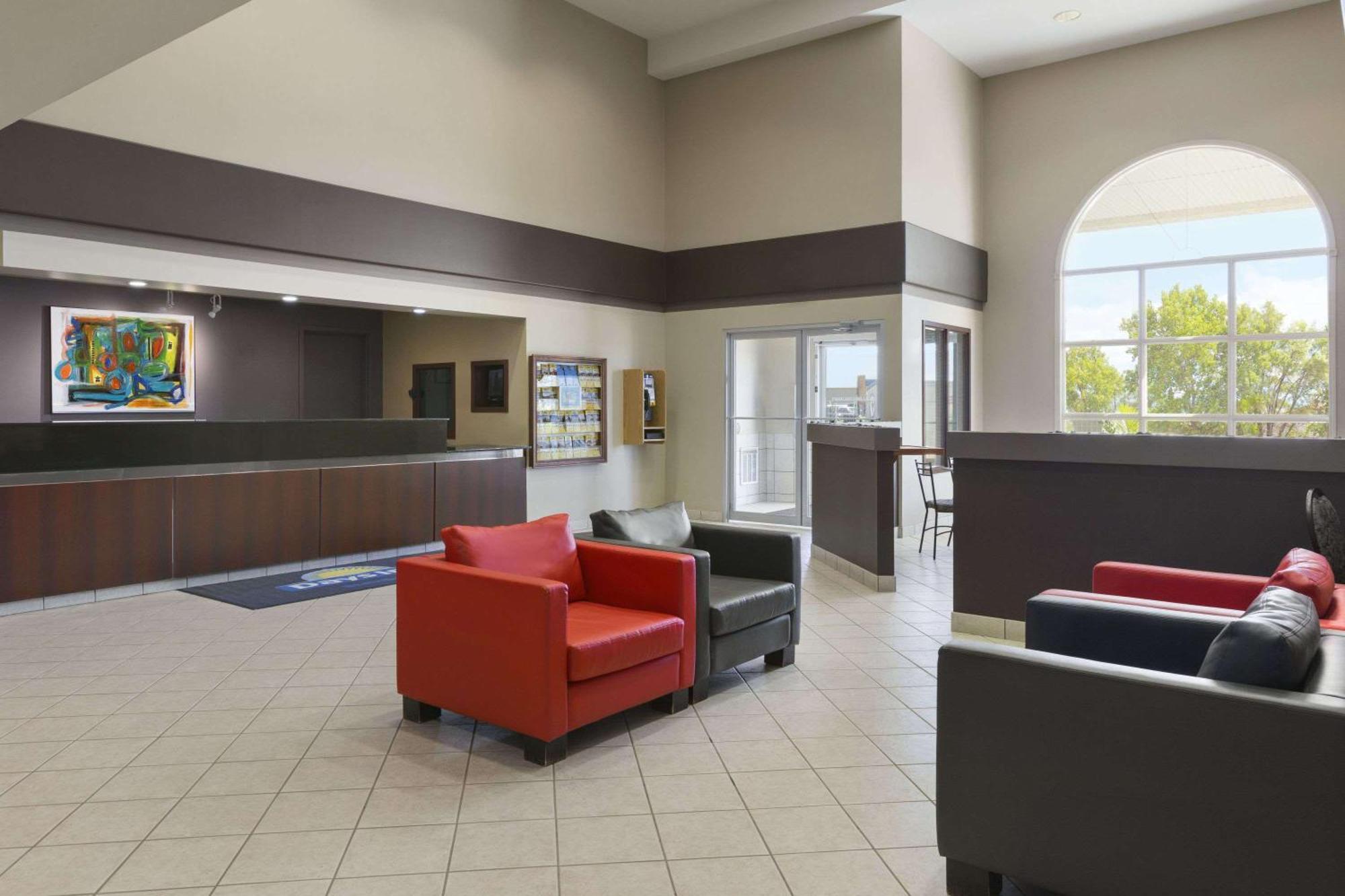 Days Inn By Wyndham Steinbach Екстериор снимка